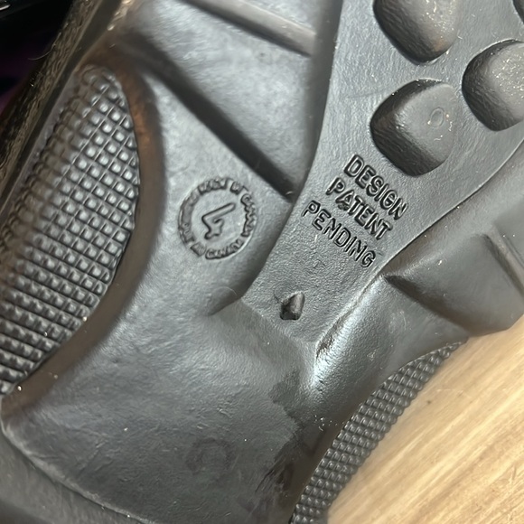 Girls size 4 Kamik purple and black boot. Waterproof. Exc condition - Picture 7 of 7